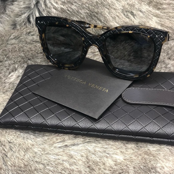 New Bottega Veneta Woman Cat Eye Sunglasses - Picture 2 of 8